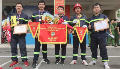 NGƯỜI LÍNH CỨU HOẢ GIỮA MẶT TRẬN KHÔNG TIẾNG SÚNG
