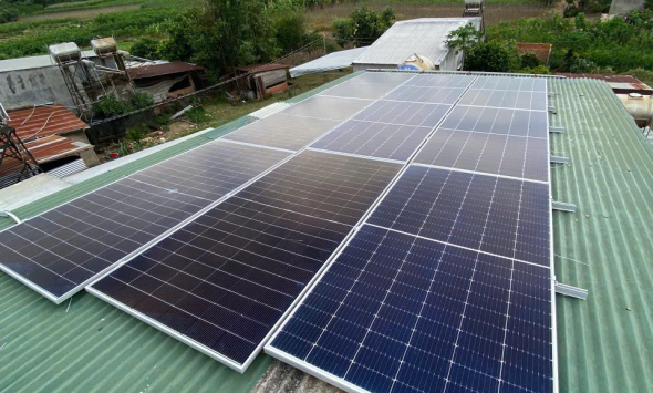 PCCC QUỐC TÙNG THI CÔNG HỆ THỐNG NĂNG LƯỢNG MẶT TRỜI CHO ANH CẨN THANH BÌNH