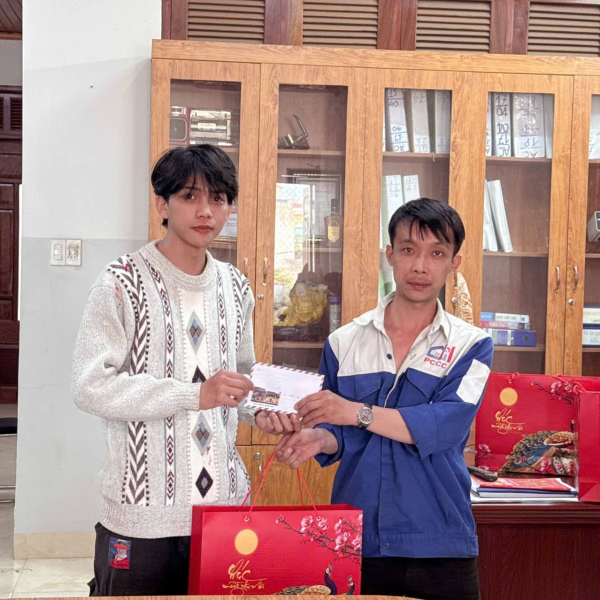 Ban lãnh đạo cty trao quà tết cuối năm 2024
