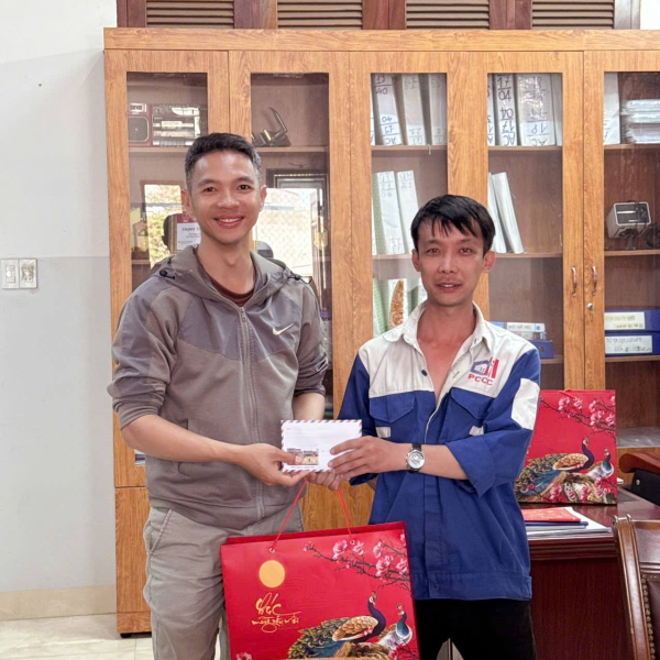 Ban lãnh đạo cty trao quà tết cuối năm 2024