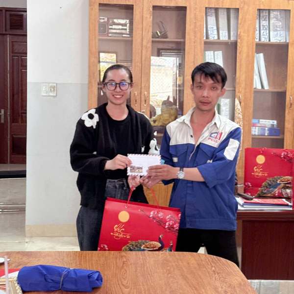 Ban lãnh đạo cty trao quà tết cuối năm 2024