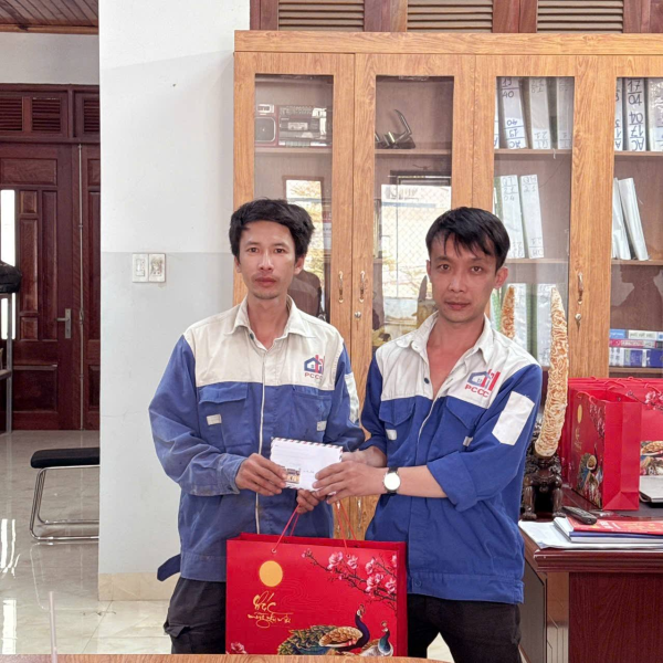 Ban lãnh đạo cty trao quà tết cuối năm 2024