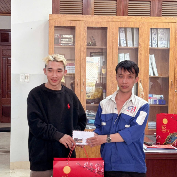 Ban lãnh đạo cty trao quà tết cuối năm 2024