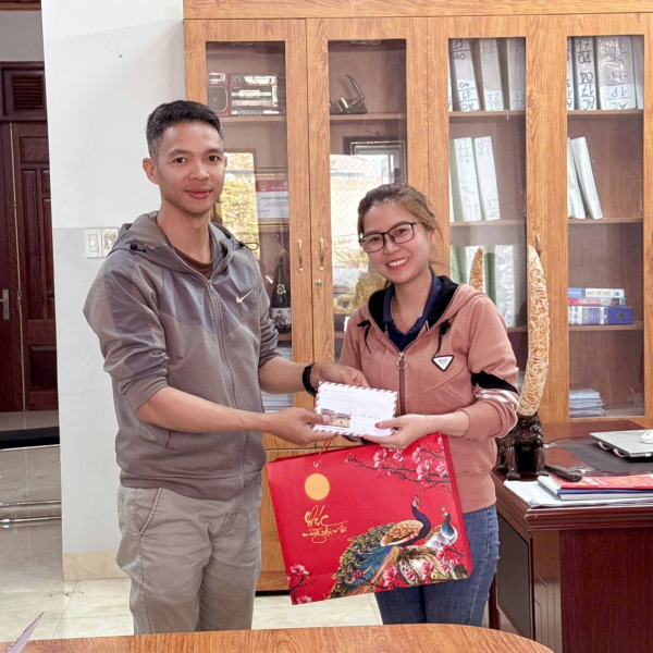Ban lãnh đạo cty trao quà tết cuối năm 2024