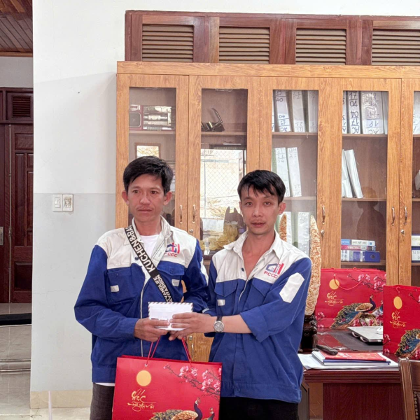 Ban lãnh đạo cty trao quà tết cuối năm 2024