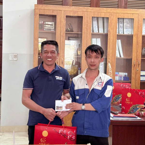 Ban lãnh đạo cty trao quà tết cuối năm 2024