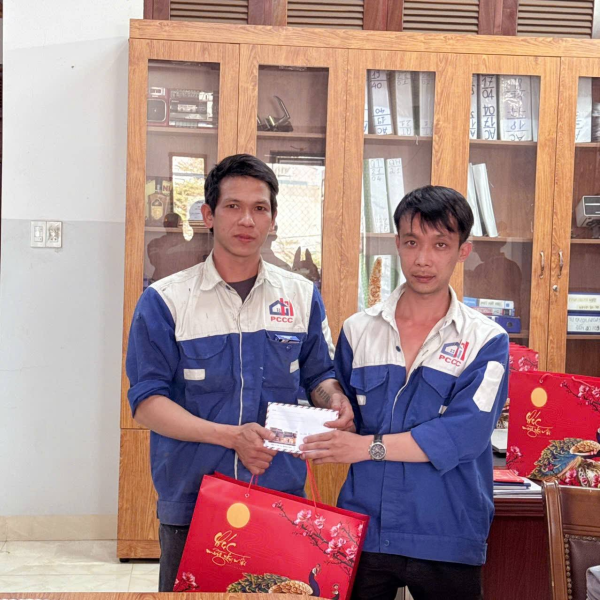 Ban lãnh đạo cty trao quà tết cuối năm 2024