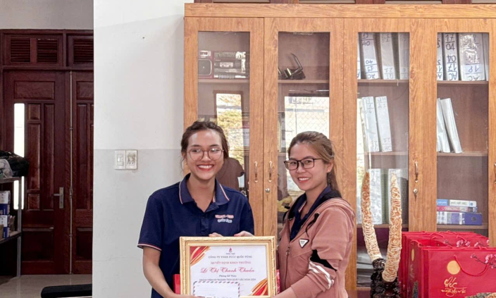 Ban lãnh đạo cty trao quà tết cuối năm 2024